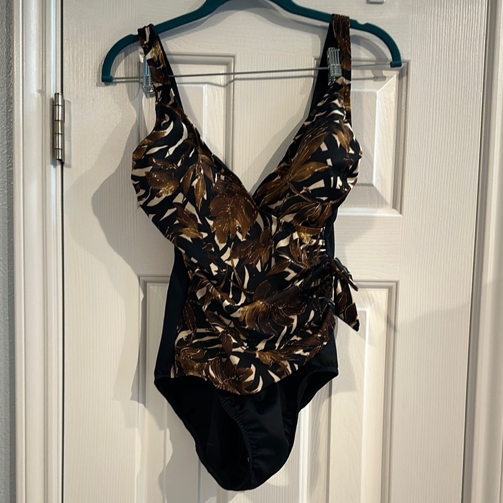 Caribbean Joe Slim Shaper Black and Brown Leaf Printed One Piece Women’s 10 Swim